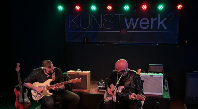 „Saitenmagier“ Zed Mitchell verzauberte das KUNSTwerk² in Wesel zu einem Blues-Rock-Kuschelkonzert