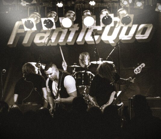 FRANTIC QUO feierte mit den Fans atemberaubendes Nikolauskonzert im BACKYARD CLUB