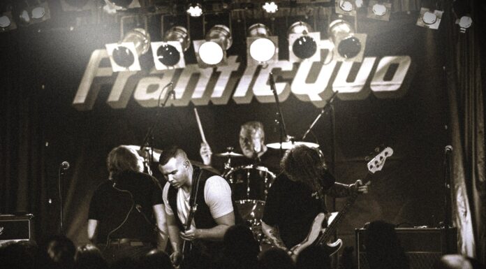 FRANTIC QUO feierte mit den Fans atemberaubendes Nikolauskonzert im BACKYARD CLUB